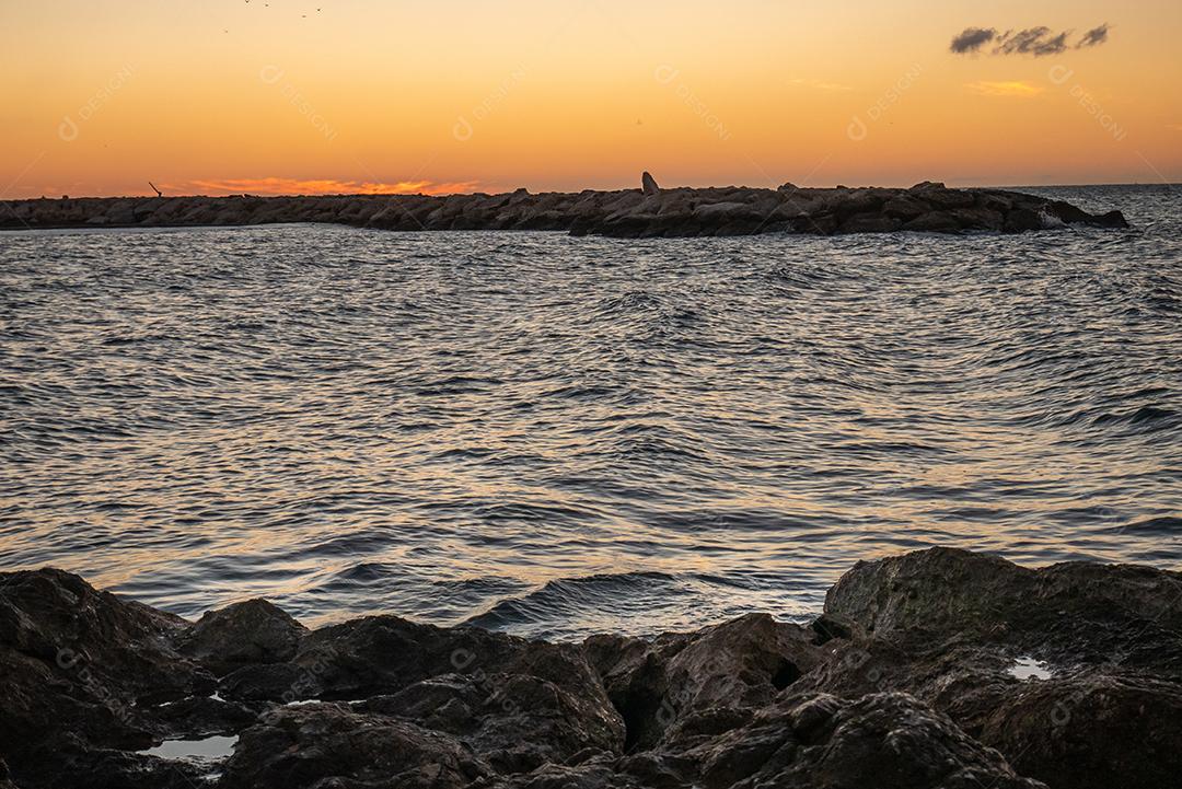 vista para o mar e pedras na Praia do Pedregalejo ao entardecer.