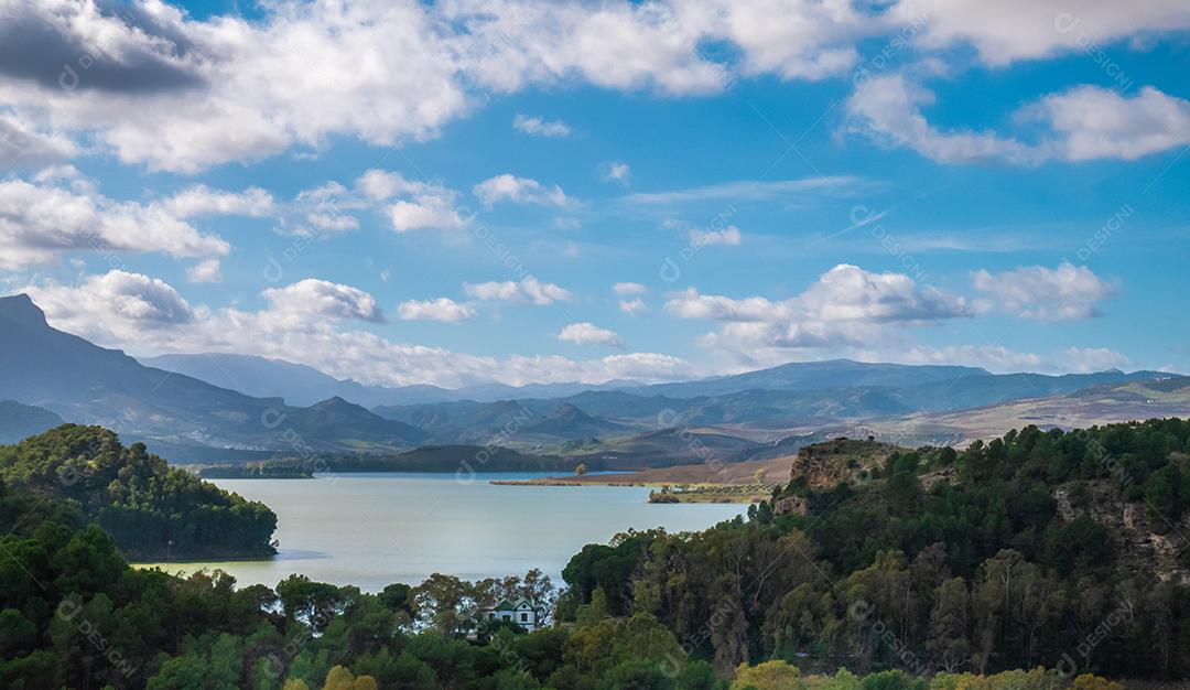 Ponte, barragem e reservatório do Conde De Guadalhorce, Andaluzia, Espanha.