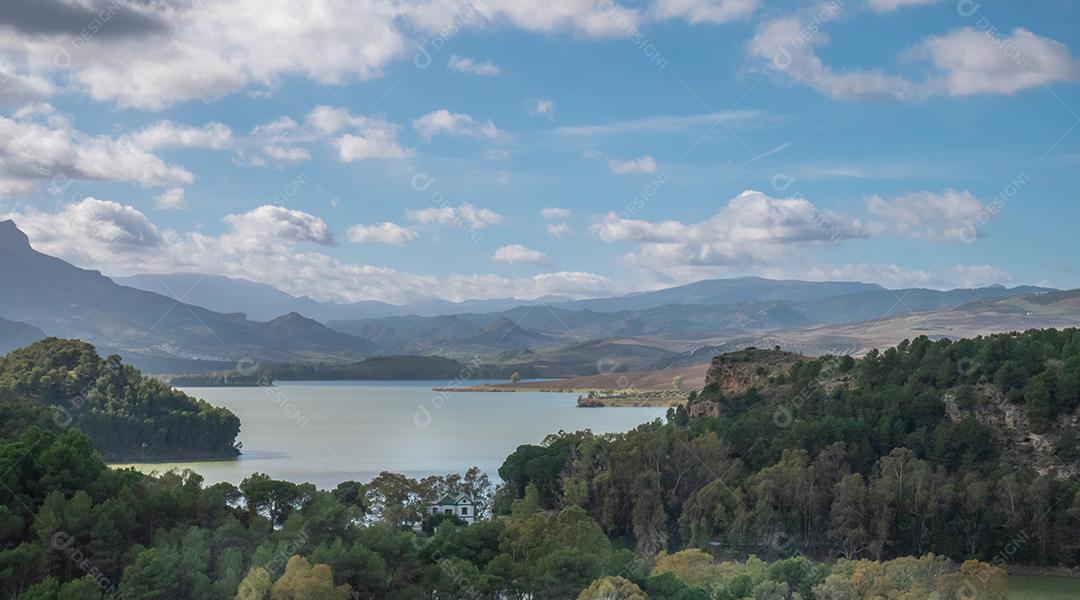 Ponte, barragem e reservatório do Conde De Guadalhorce, Andaluzia, Espanha.