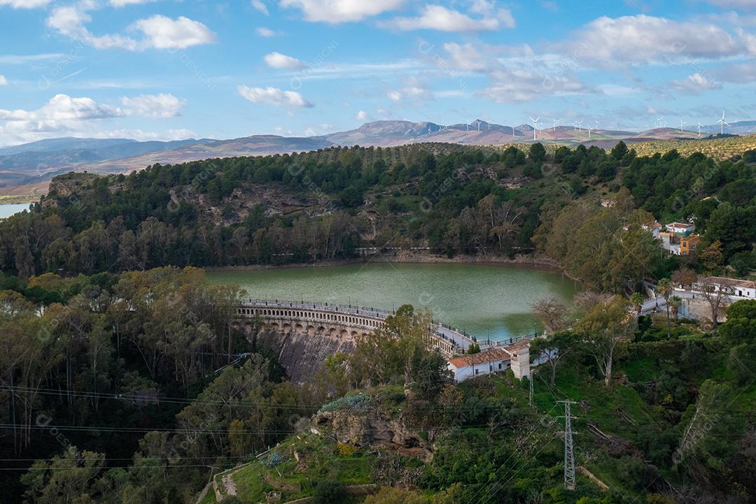 Ponte, barragem e reservatório do Conde De Guadalhorce, Andaluzia, Espanha.