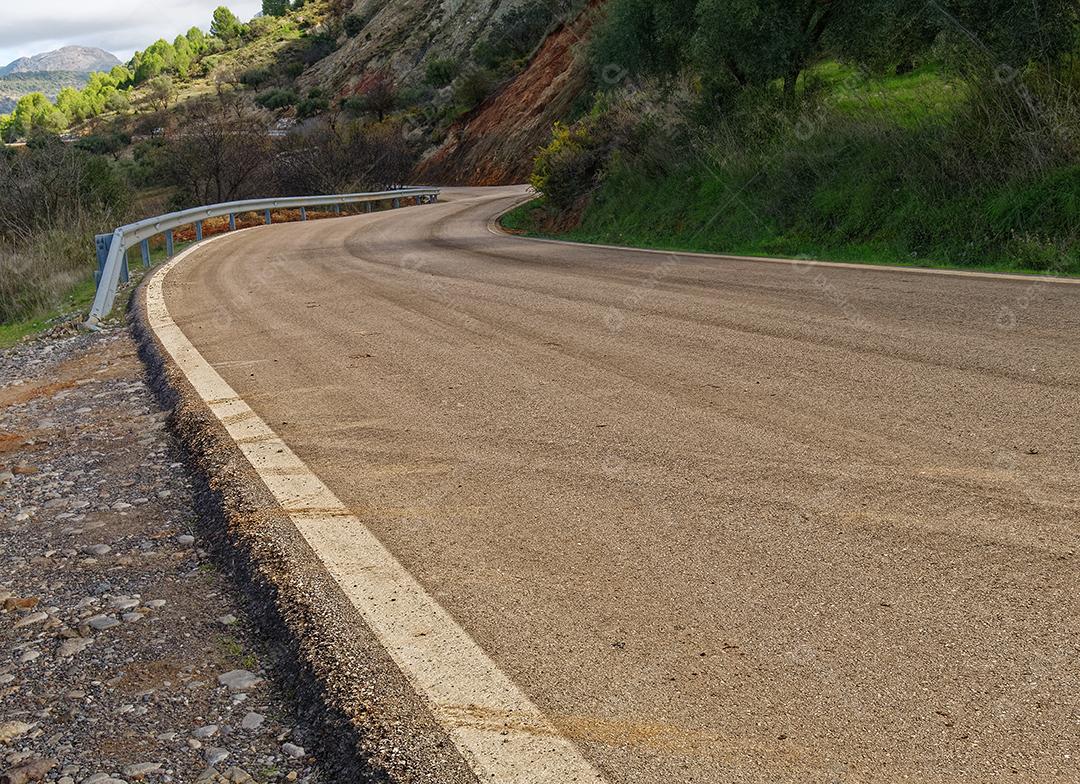 Vista de baixo ângulo da estrada para Setenil de Las Bodegas.
