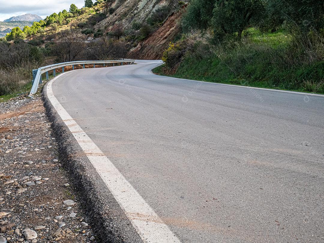 Vista de baixo ângulo da estrada para Setenil de Las Bodegas.