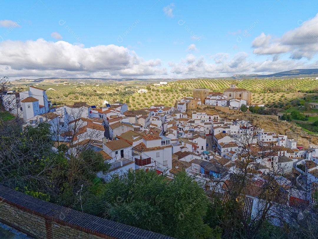 Vista da cidade de Setenil de las Bodegas.