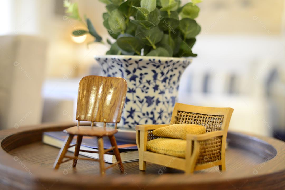 Decoração com artigos de madeira personalizados e plantinha