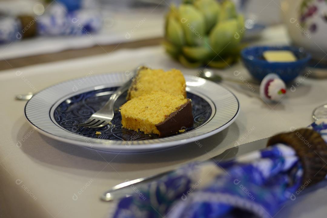 bolo de cenoura com cobertura em um prato de ceramica