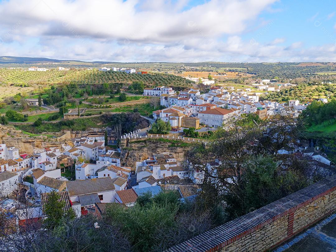 Vista da cidade de Setenil de las Bodegas.
