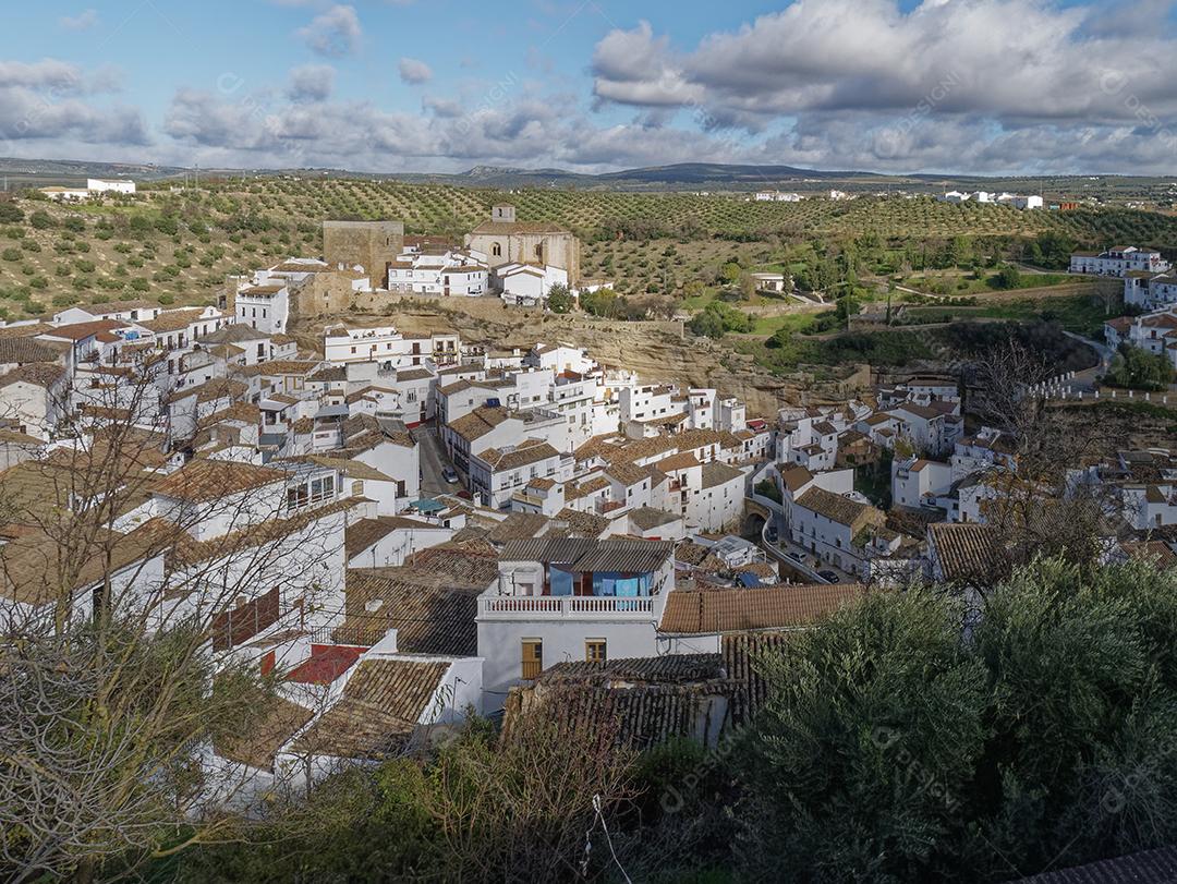 Vista da cidade de Setenil de las Bodegas.