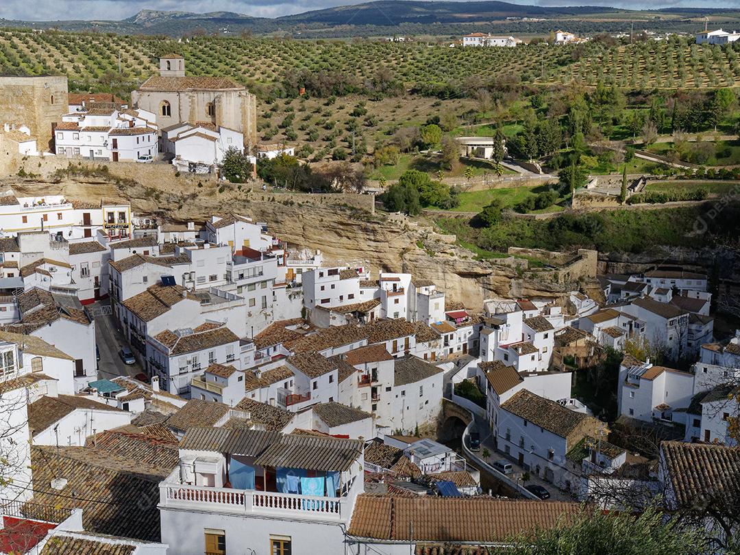 Vista da cidade de Setenil de las Bodegas.