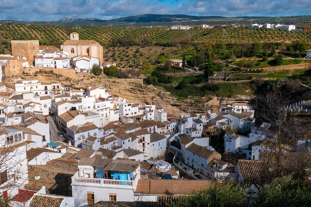 Vista da cidade de Setenil de las Bodegas.