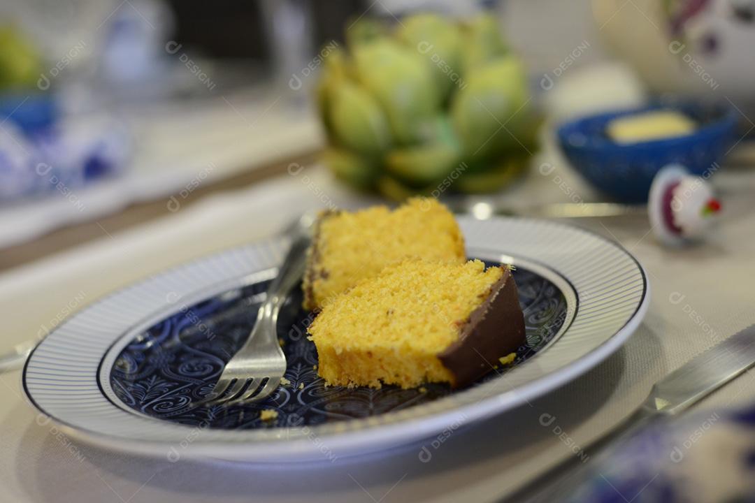bolo de cenoura com cobertura em um prato de ceramica