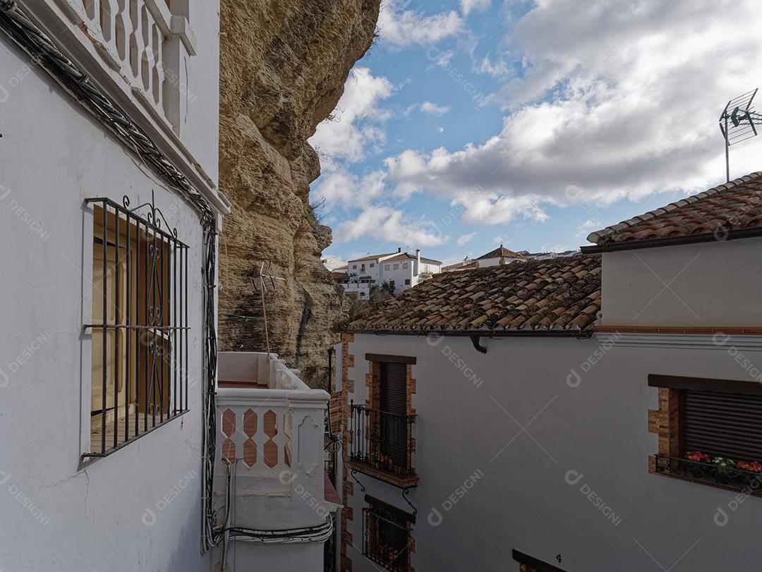 Vista das ruas e casas nas rochas na cidade de Setenil de las Bodegas.