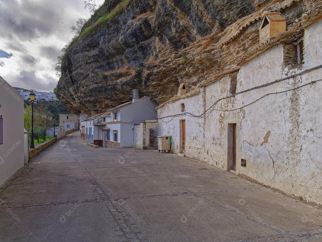 Vista das ruas e casas nas rochas na cidade de Setenil de las Bodegas.