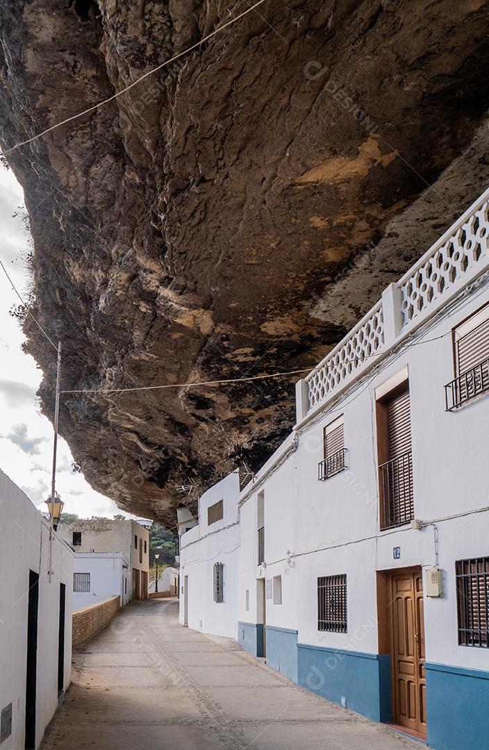 Vista das ruas e casas nas rochas na cidade de Setenil de las Bodegas.