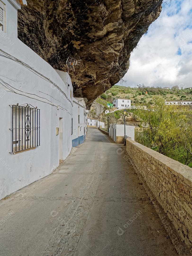 Vista das ruas e casas nas rochas na cidade de Setenil de las Bodegas.