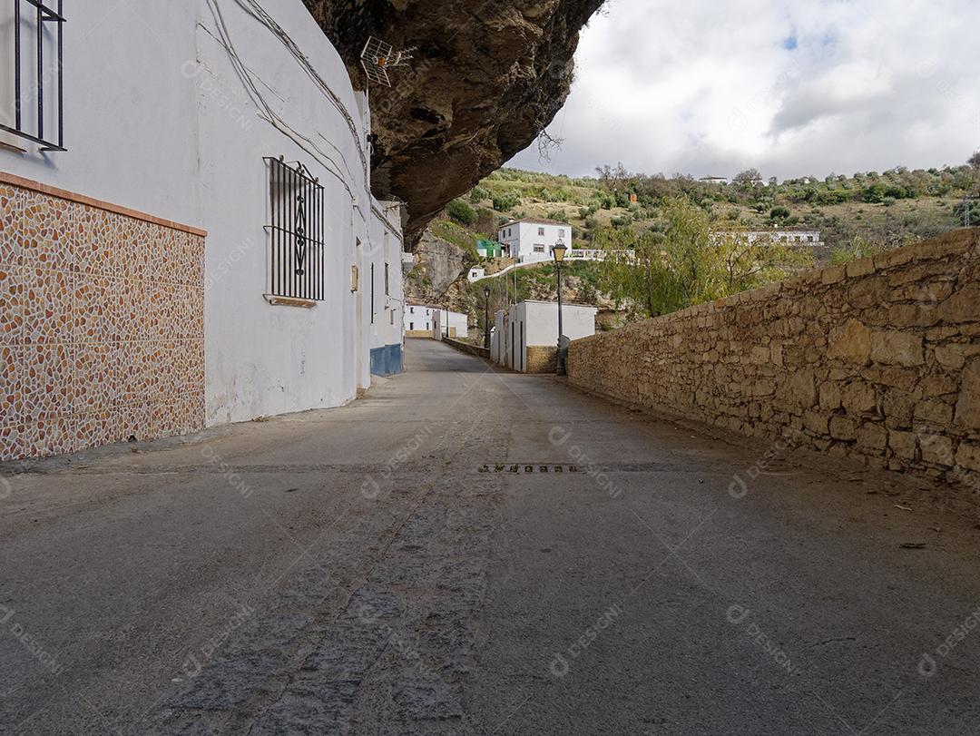 Vista das ruas e casas nas rochas na cidade de Setenil de las Bodegas.