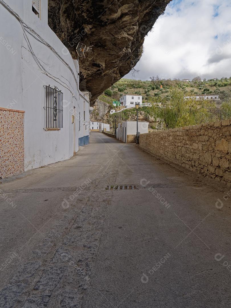 Vista das ruas e casas nas rochas na cidade de Setenil de las Bodegas.