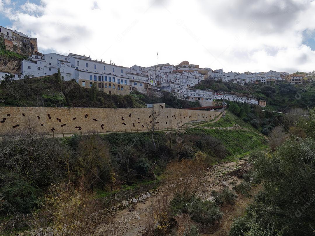 Vista da cidade de Setenil de las Bodegas.