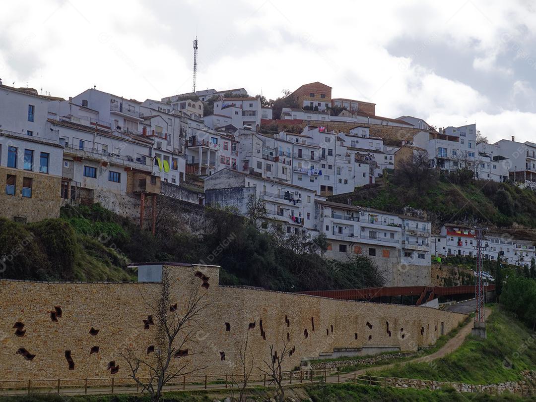 Vista da cidade de Setenil de las Bodegas.