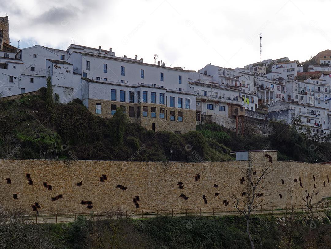 Vista da cidade de Setenil de las Bodegas.