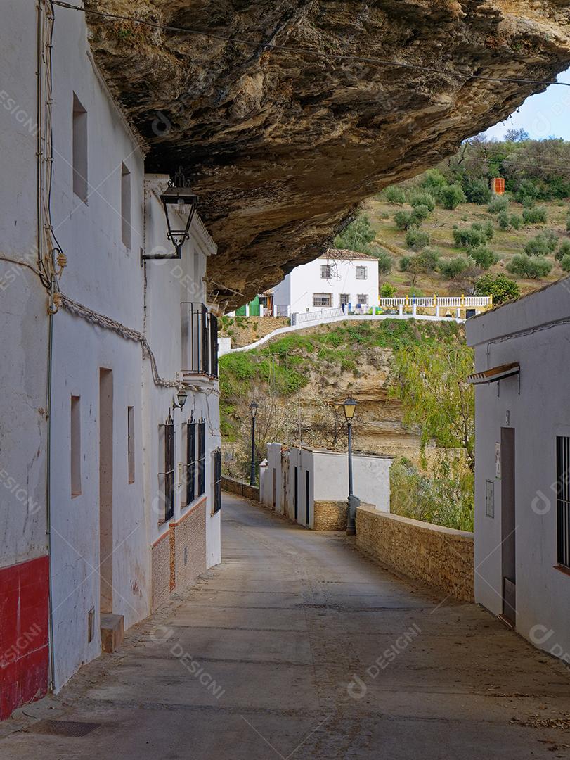 Vista das ruas e casas nas rochas na cidade de Setenil de las Bodegas.