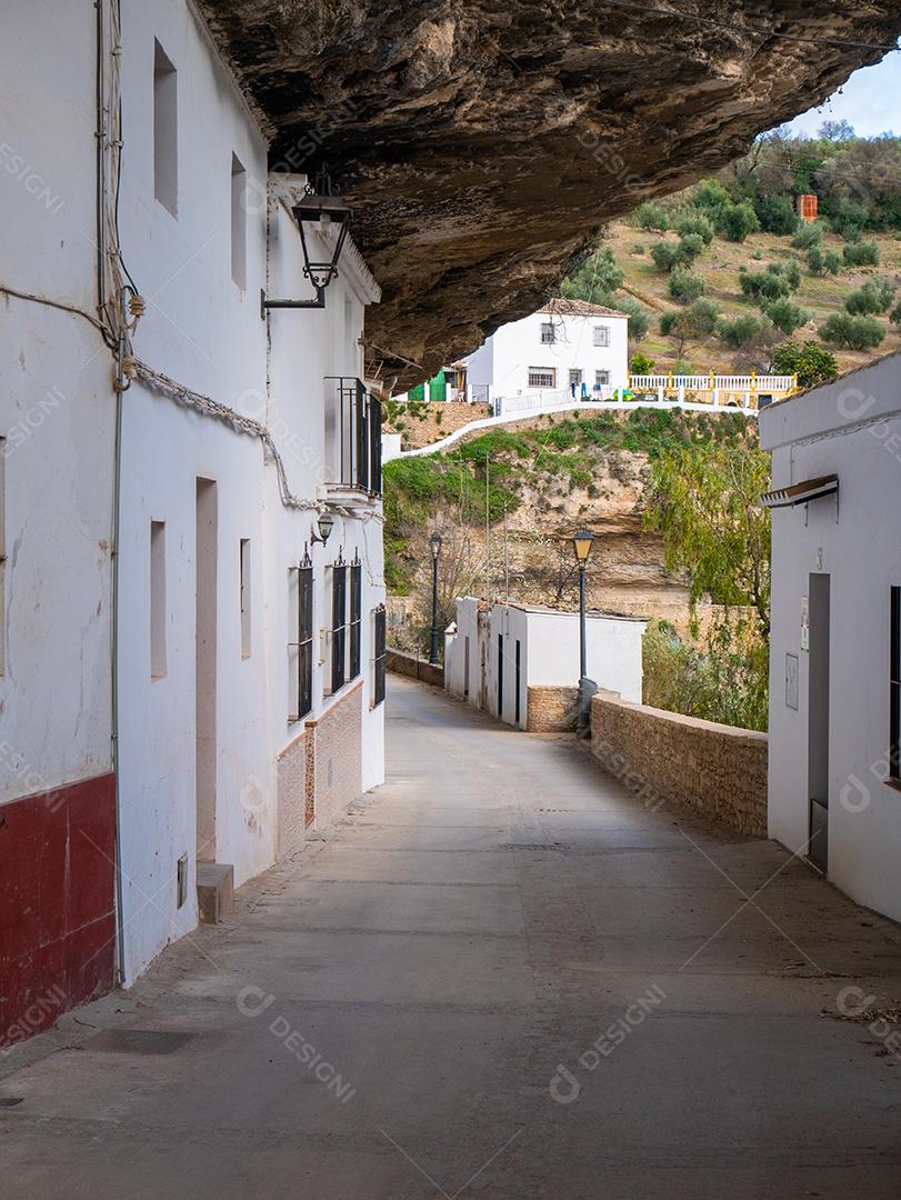 Vista das ruas e casas nas rochas na cidade de Setenil de las Bodegas.
