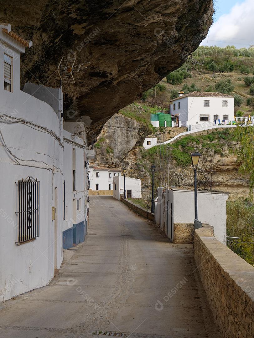 Vista das ruas e casas nas rochas na cidade de Setenil de las Bodegas.