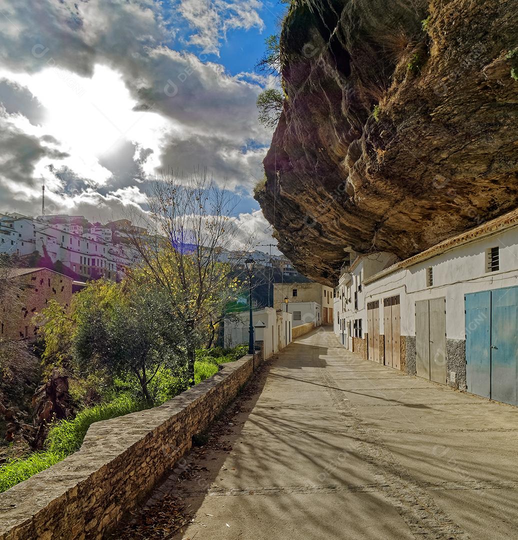 Vista das ruas e casas nas rochas na cidade de Setenil de las Bodegas.