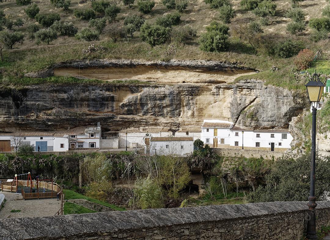 Vista da cidade de Setenil de las Bodegas.