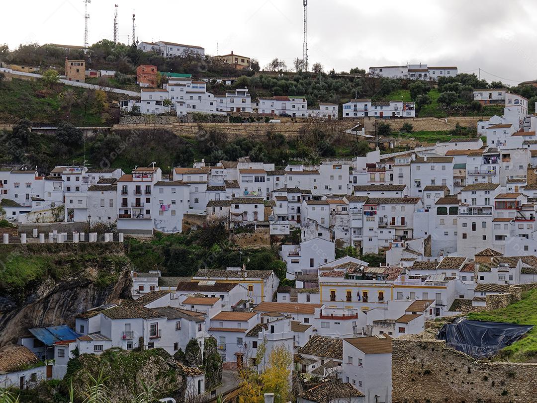 Vista da cidade de Setenil de las Bodegas.