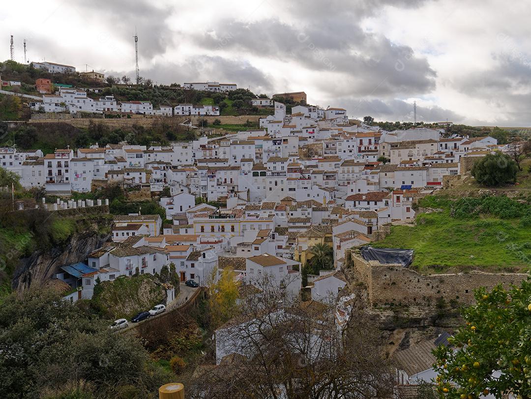 Vista da cidade de Setenil de las Bodegas.