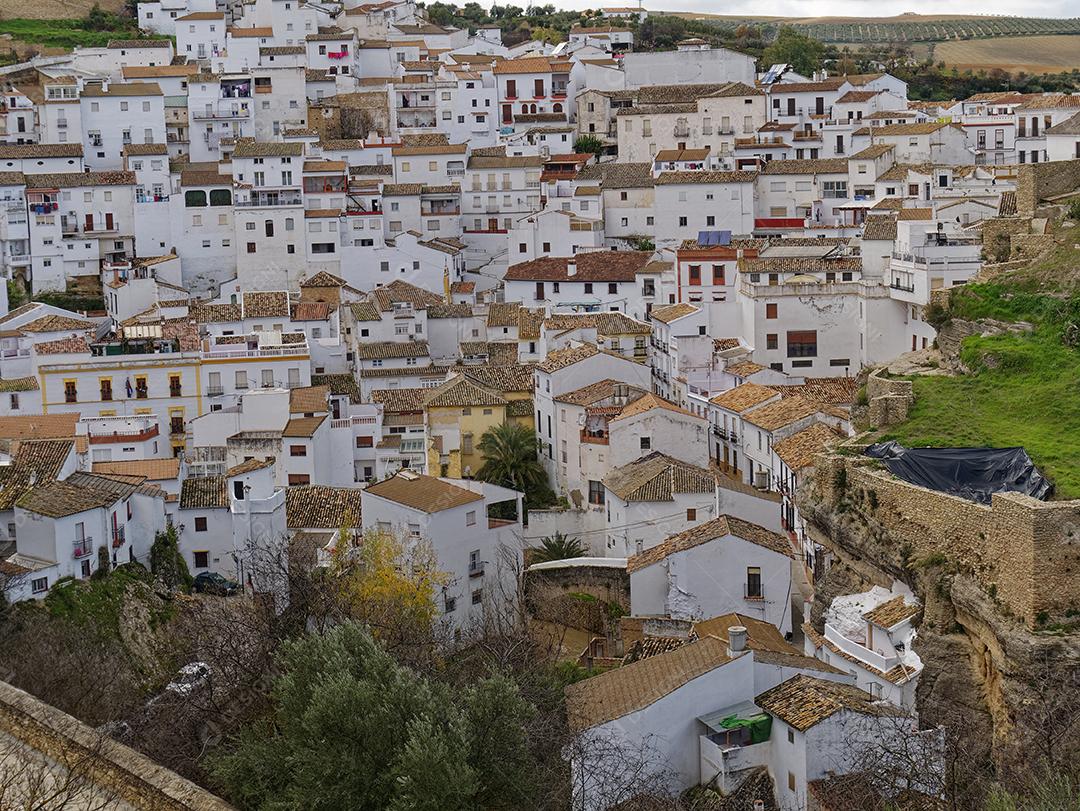 Vista da cidade de Setenil de las Bodegas.