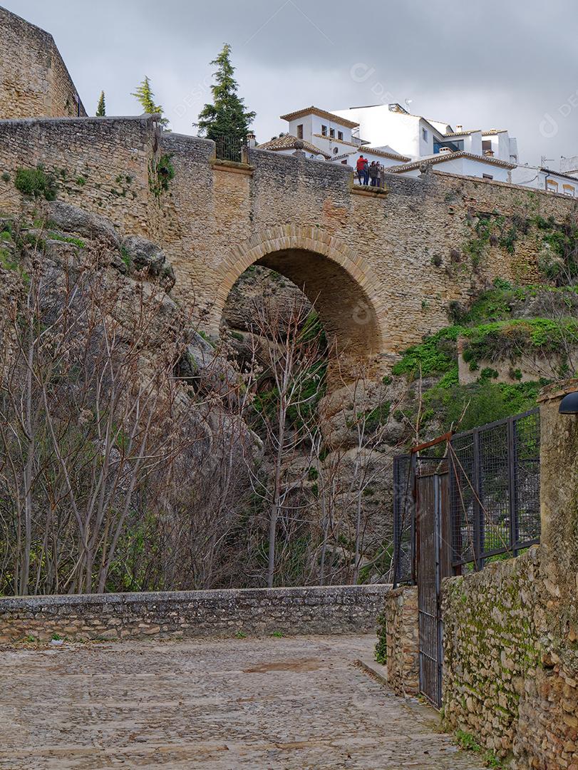 Vista de ângulo baixo da ponte velha de Ronda, Espanha.