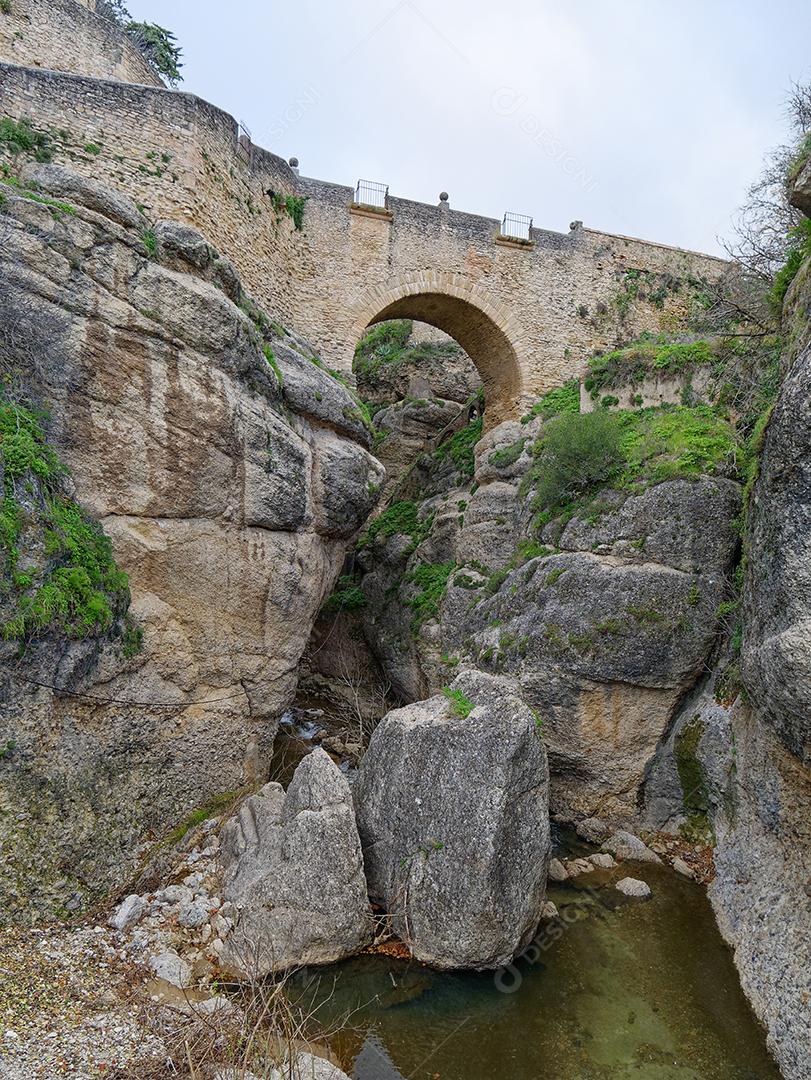 Vista de ângulo baixo da ponte velha de Ronda, Espanha.