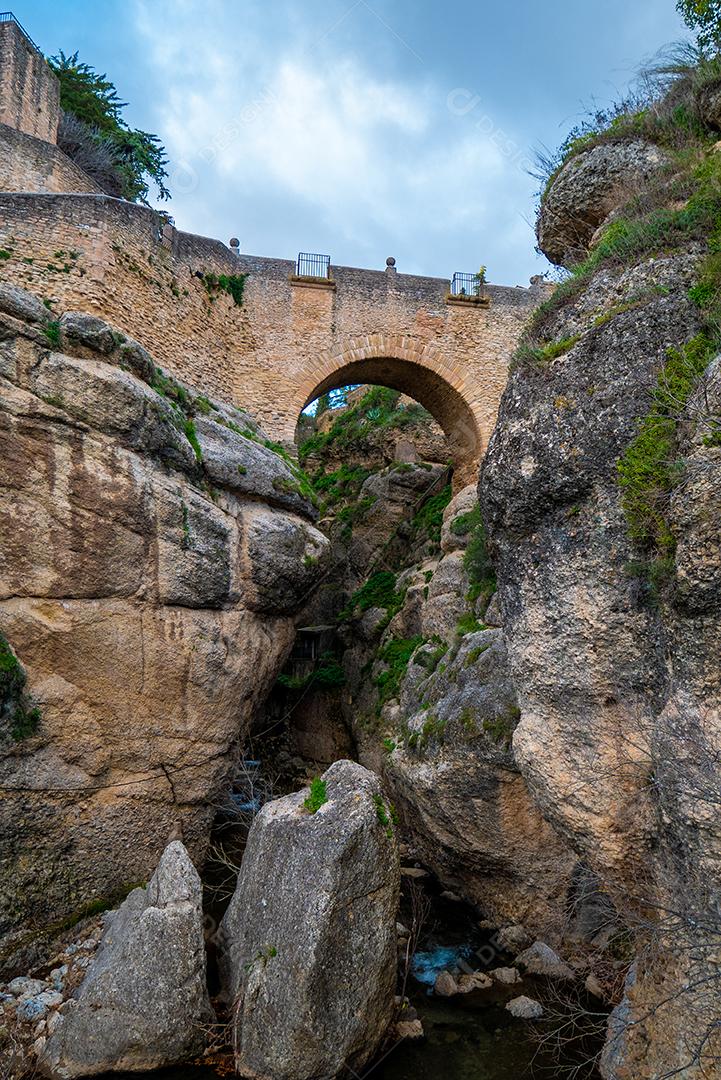Vista de ângulo baixo da ponte velha de Ronda, Espanha.