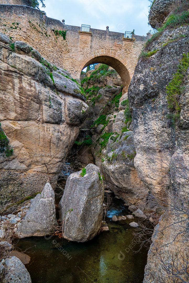 Vista de ângulo baixo da ponte velha de Ronda, Espanha.