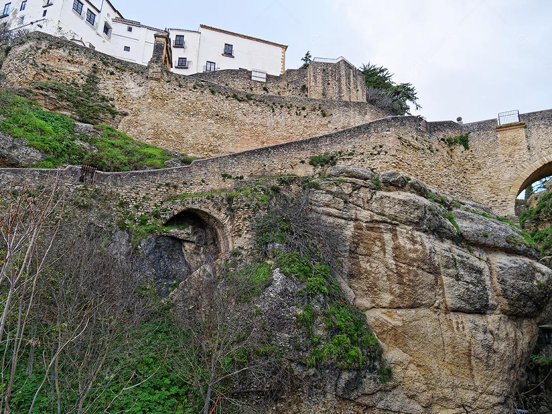 Vista de ângulo baixo da ponte velha de Ronda, Espanha.