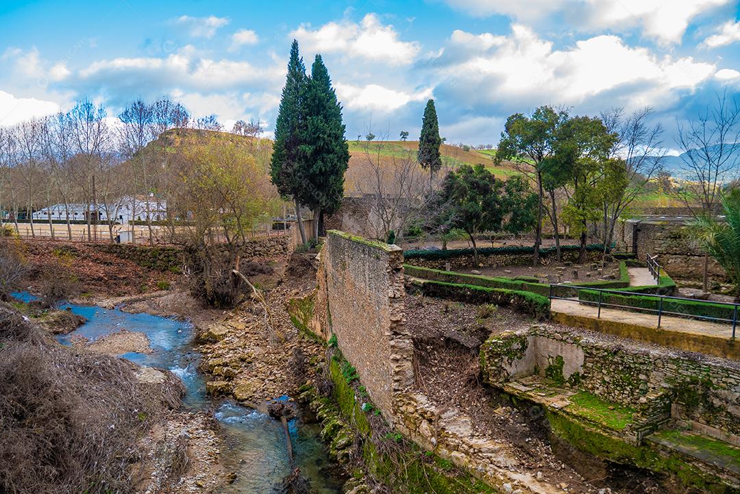 Vista das ruínas e jardins na cidade de Ronda.