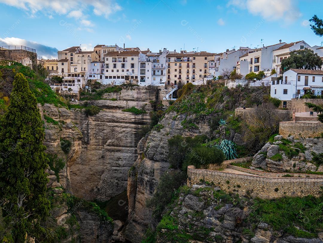 casas na falésia na cidade de ronda.