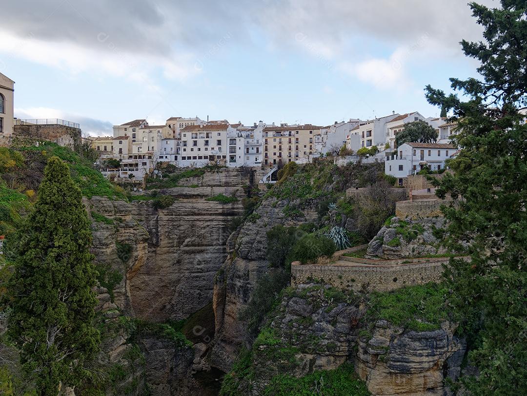 casas na falésia na cidade de ronda.