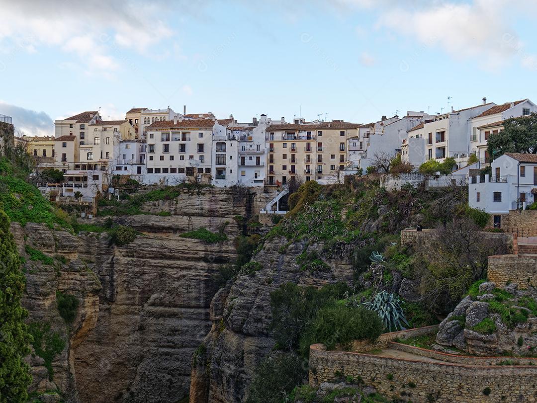 casas na falésia na cidade de ronda.