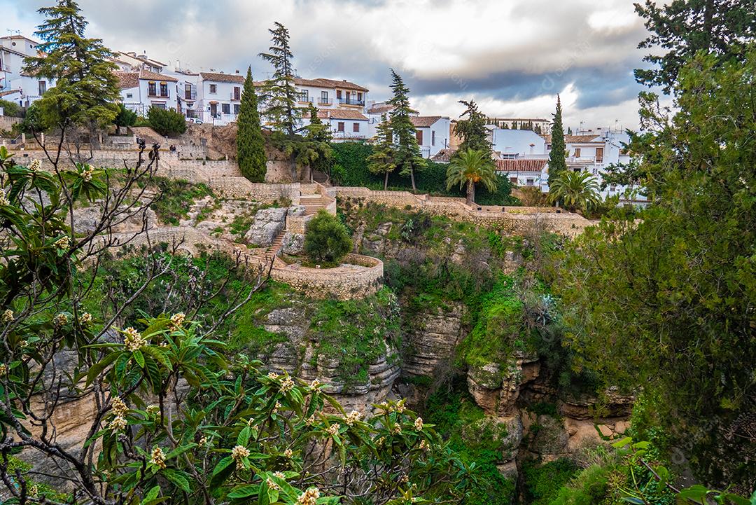 casas na falésia na cidade de ronda.