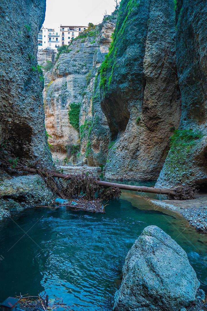 Rio Guadalevin sob a antiga ponte da cidade de Ronda, Espanha.