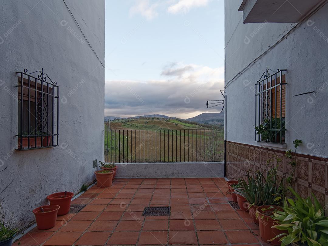 Vista das montanhas da cidade de Ronda de casas antigas.