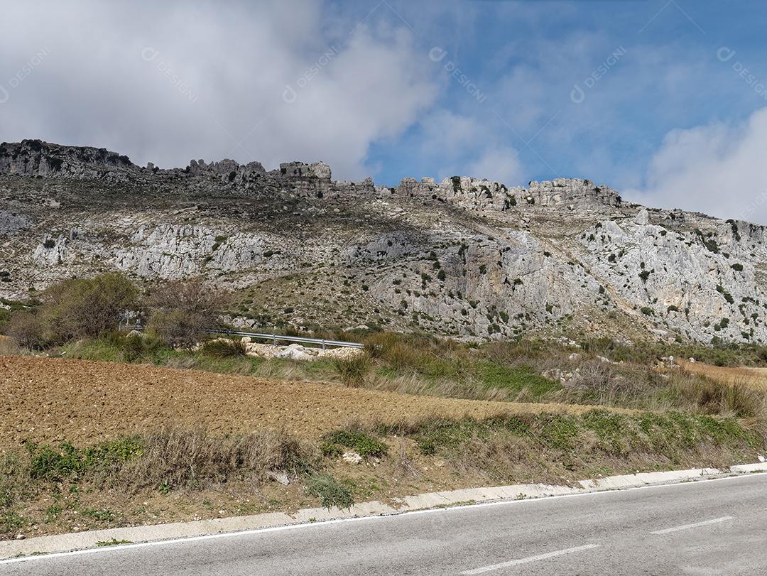 Vista de uma estrada para o Parque Natural El Torcal de Antequera.