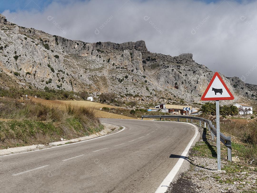Vista de uma estrada para o Parque Natural El Torcal de Antequera.