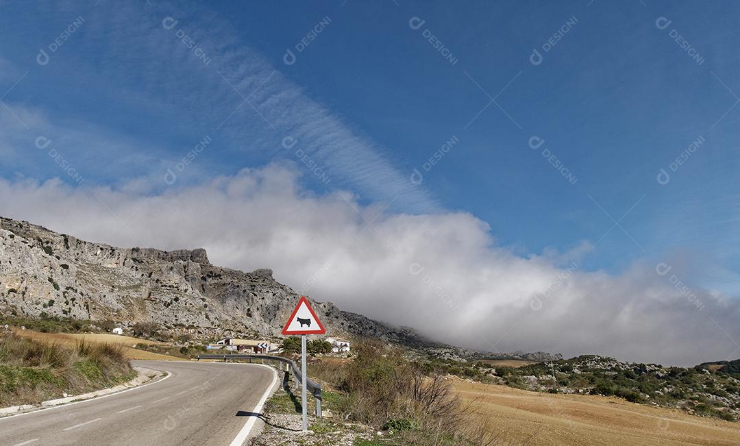 Vista de uma estrada para o Parque Natural El Torcal de Antequera.