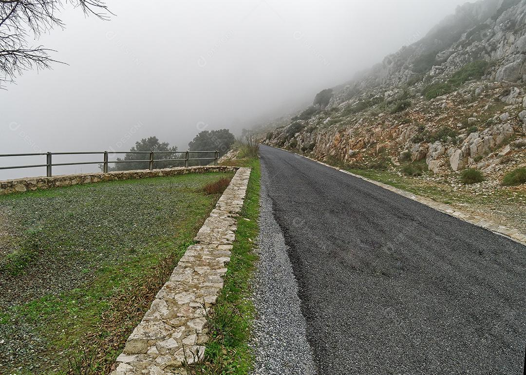 Vista de uma estrada para o Parque Natural El Torcal de Antequera.