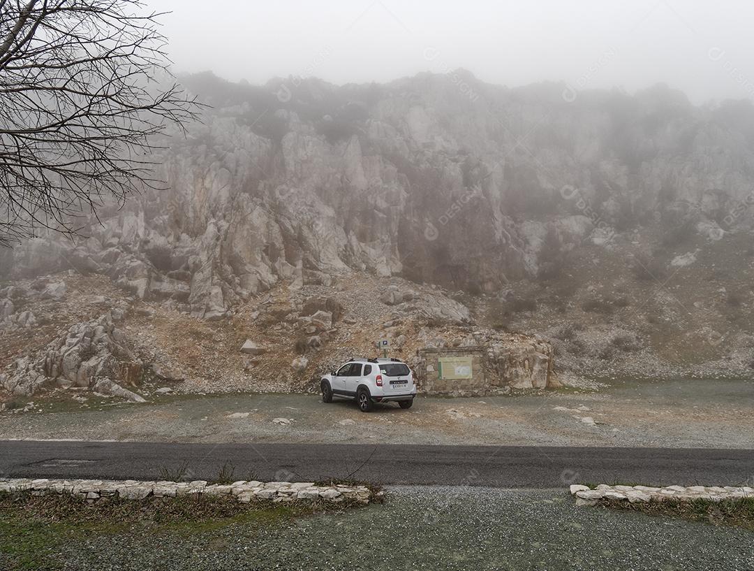 Torcal de Antequera, Espanha - 16 de dezembro de 2018: Vista de um estacionamento no Parque Natural El Torcal de Antequera.
