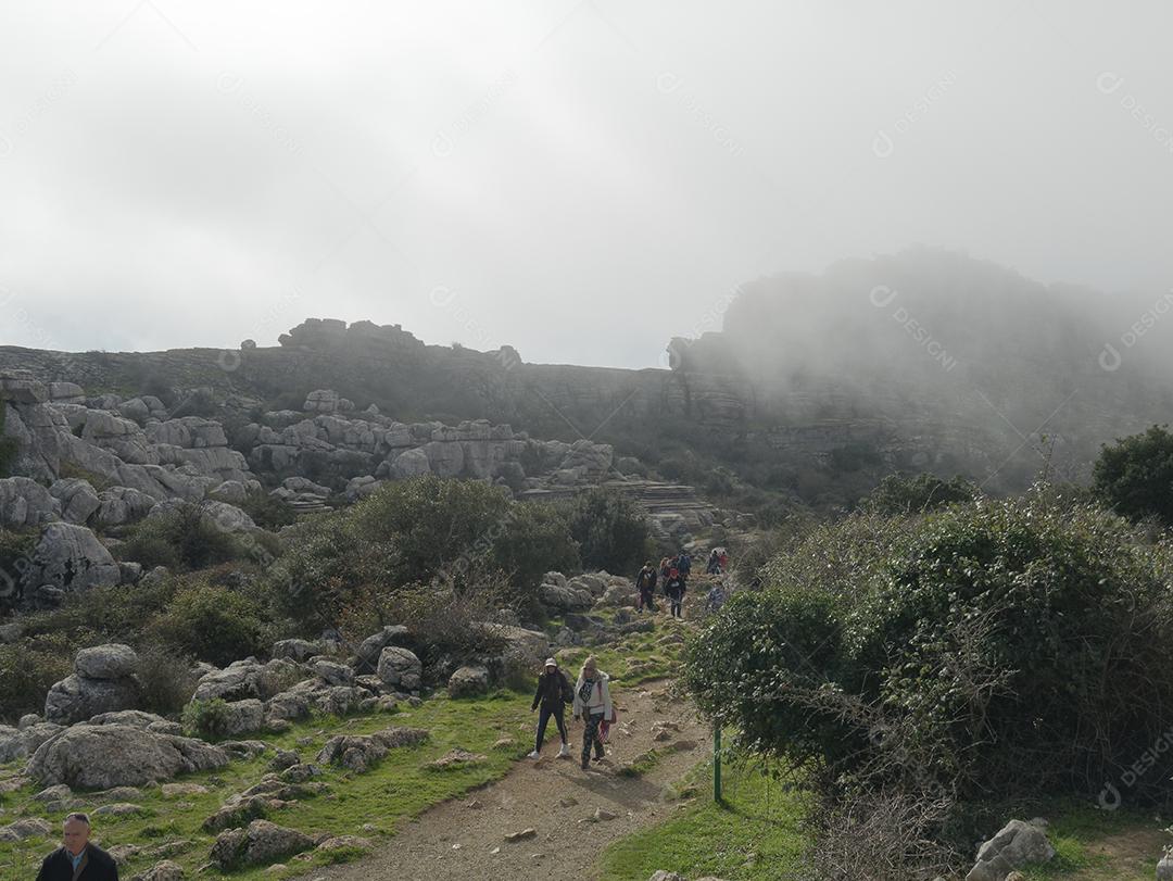 Vista de Torcal de Antequera, pessoas andando na trilha