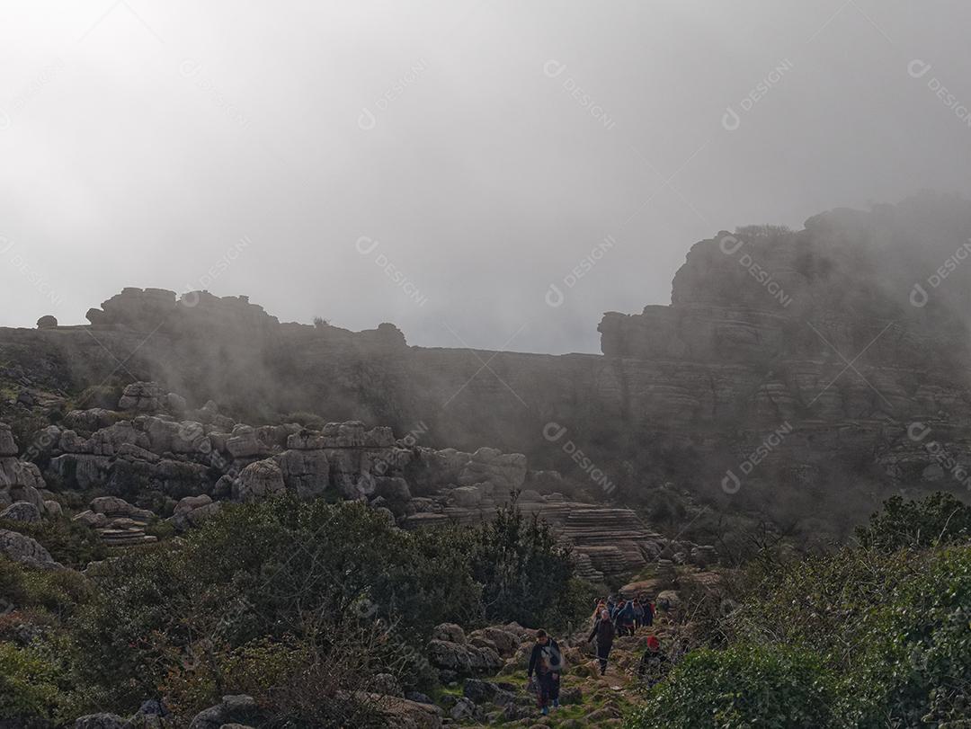 Vista de Torcal de Antequera, pessoas andando na trilha